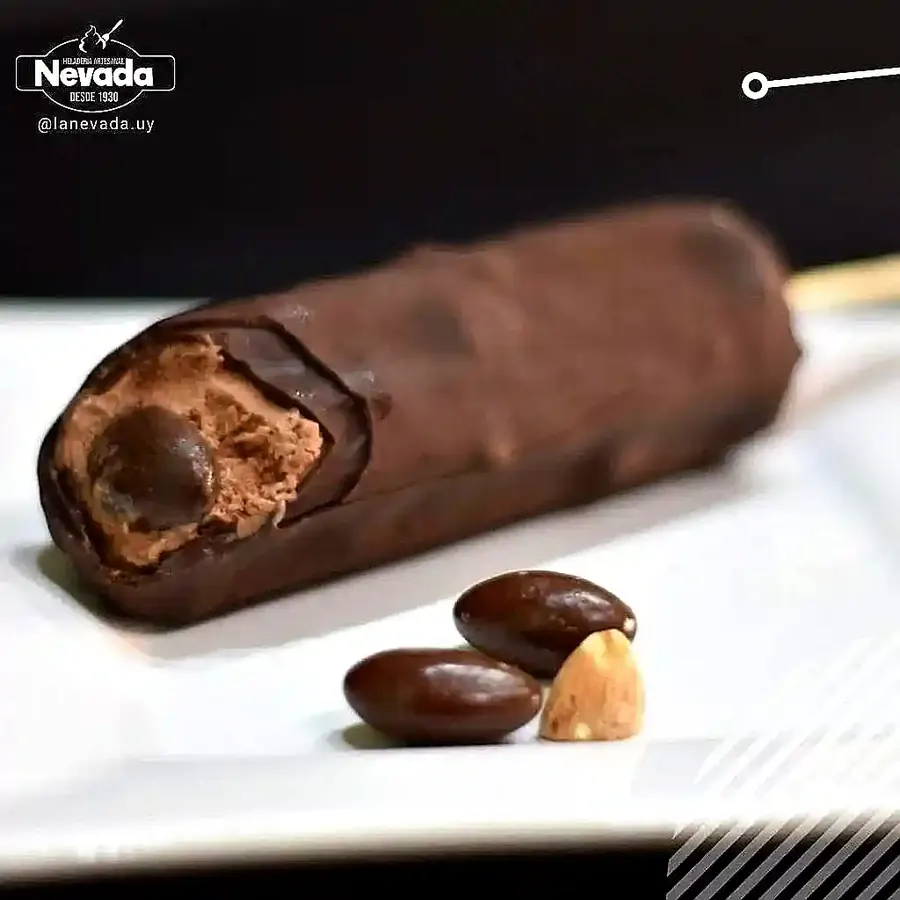 Bombón helado de chocolate con almendras