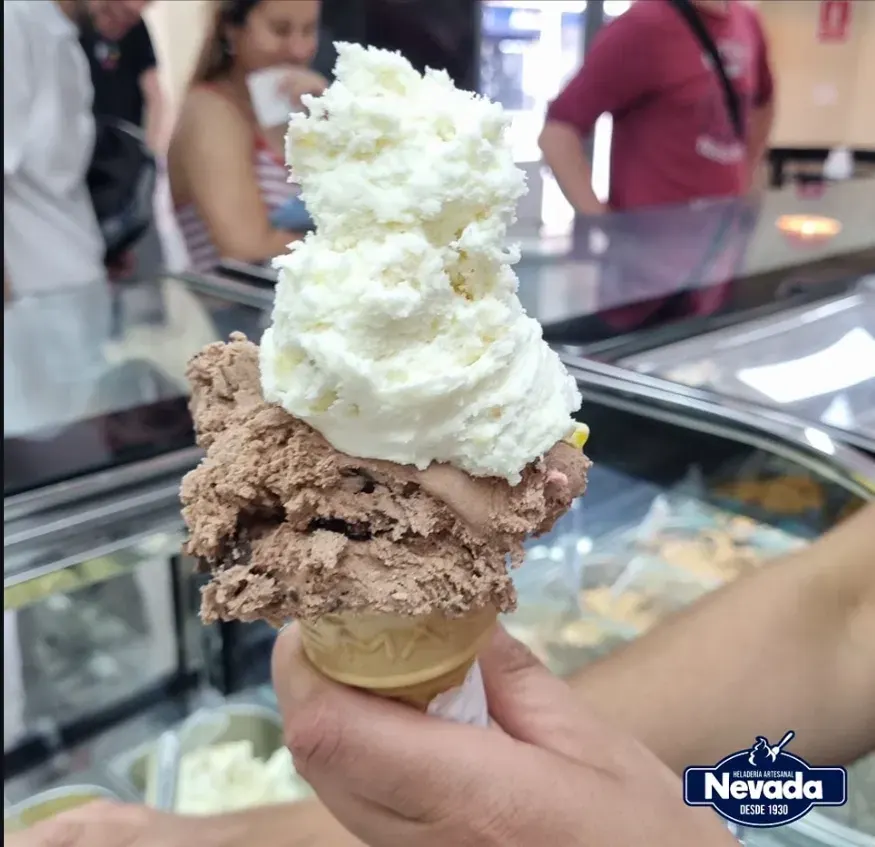 Cucurucho de crema con chocolate