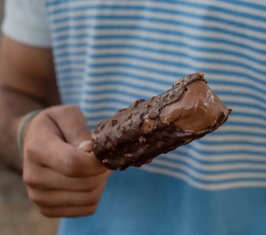 Palito de chocolate bañado con almendras