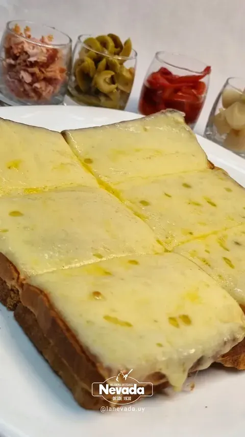Plancha de queso gratinado con aderezos