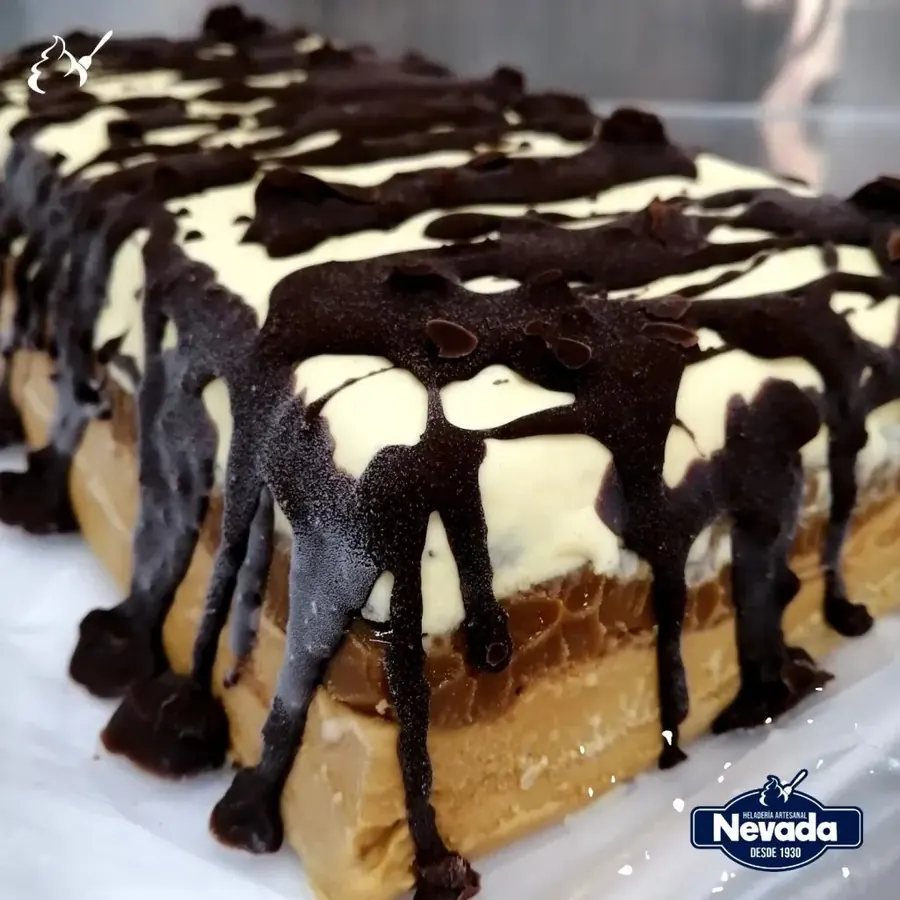 Torta helada con crema, dulce de leche y chocolate